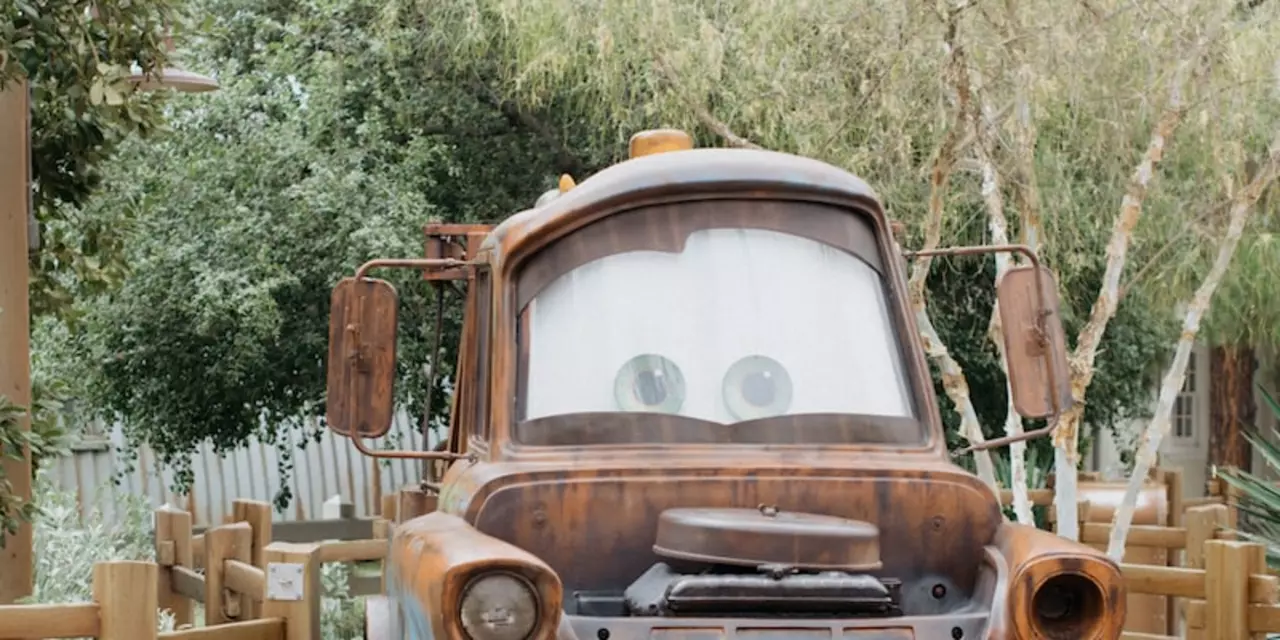 In Cars 2, how does Mater realize it's Axelrod?